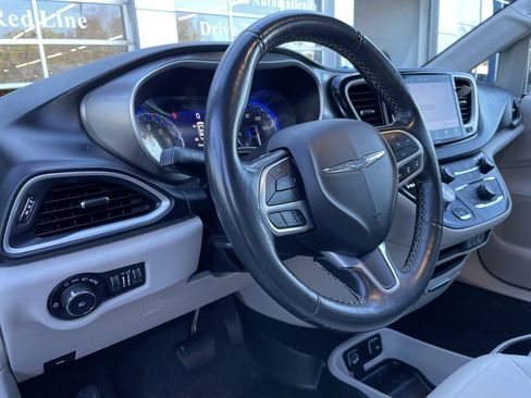 Used 2021 Chrysler Pacifica Touring-L image 10