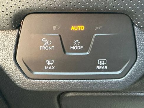 Used 2024 Volkswagen Atlas Cross Sport SE AWD/4WD image 33