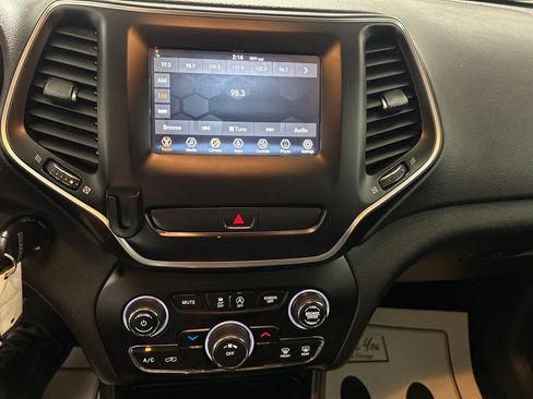 Used 2019 Jeep Cherokee Latitude w/ Cold Weather Group FWD image 21