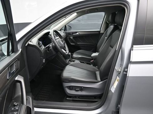 Used 2022 Volkswagen Tiguan SE image 9