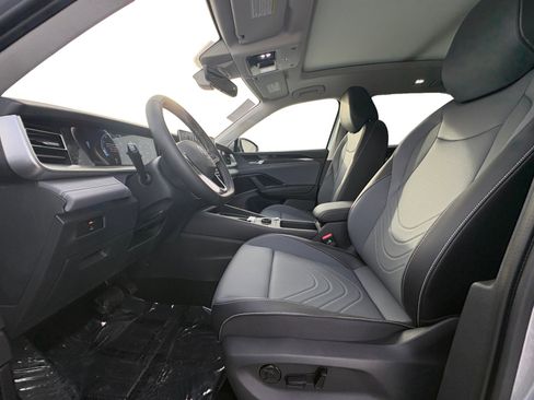 New 2025 Volkswagen Tiguan SE image 2