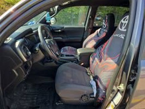 Used 2019 Toyota Tacoma TRD Sport AWD/4WD image 5