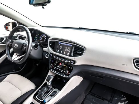 Used 2019 Hyundai Ioniq Plug-In Hybrid image 17