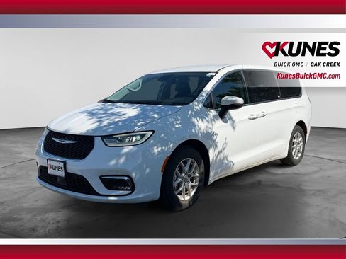 Used 2023 Chrysler Pacifica Touring-L FWD image 4