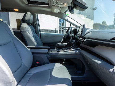 Used 2023 Toyota Sienna XLE FWD image 26