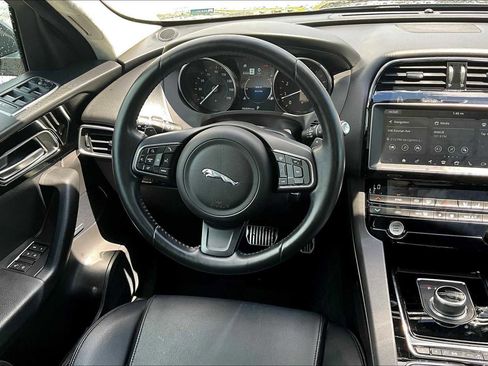 Used 2019 Jaguar F-PACE Premium image 9