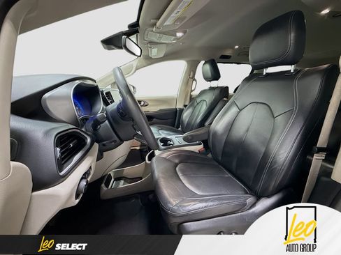 Used 2022 Chrysler Pacifica Touring-L FWD image 23