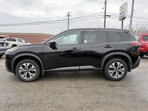 Used 2023 Nissan Rogue SV image 3