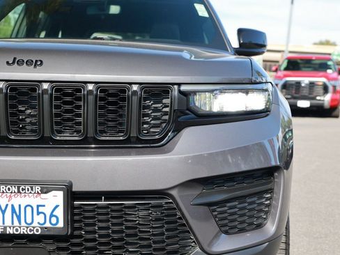 Used 2023 Jeep Grand Cherokee Altitude AWD/4WD image 5