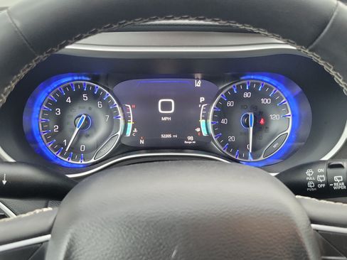Used 2023 Chrysler Pacifica Touring-L FWD image 24