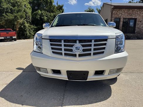 Used 2009 Cadillac Escalade EXT AWD/4WD image 2
