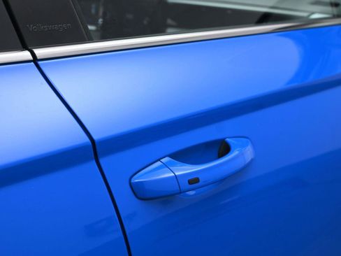 Certified 2025 Volkswagen Taos SE w/ Panoramic Sunroof Package image 15