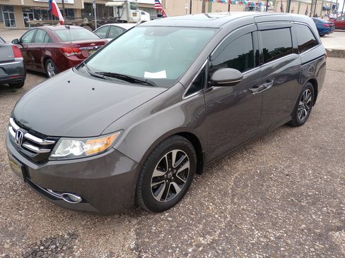 Used 2016 Honda Odyssey Touring Elite image 3