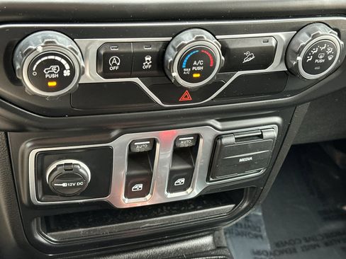 Used 2019 Jeep Wrangler Sport image 20