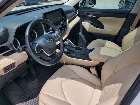 Used 2024 Toyota Highlander XLE FWD image 21