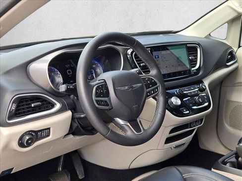 Used 2023 Chrysler Pacifica Touring-L image 9