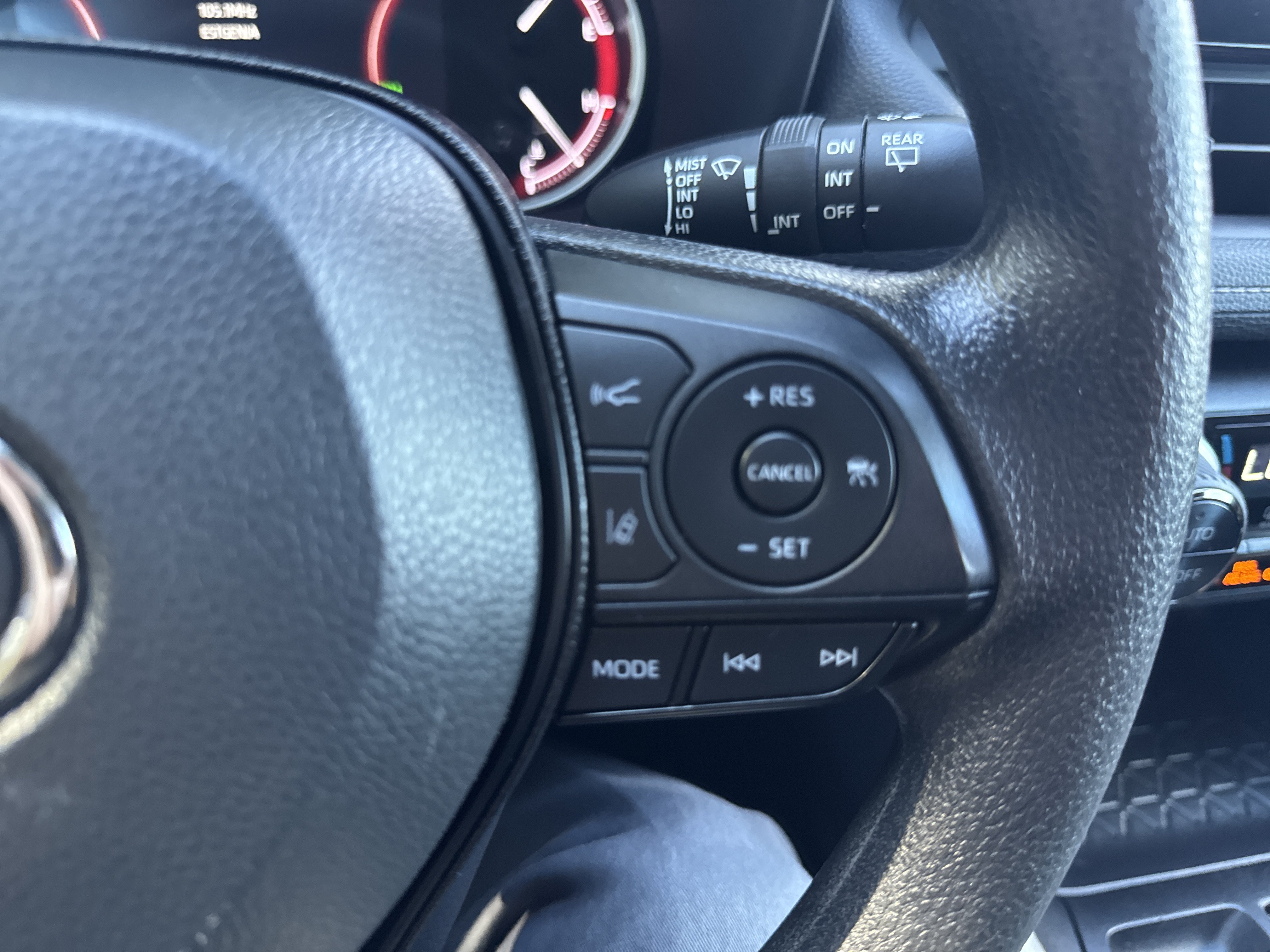 Used 2025 Toyota RAV4 XLE FWD image 24