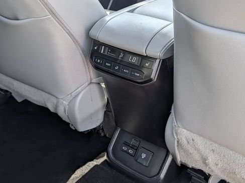 Used 2024 Toyota Highlander Platinum AWD/4WD image 34