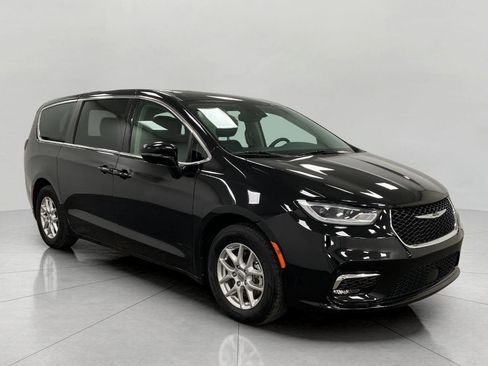 Used 2024 Chrysler Pacifica Touring-L image 1