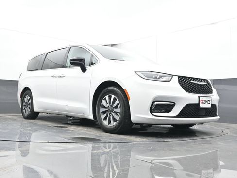 Used 2024 Chrysler Pacifica Limited FWD image 25