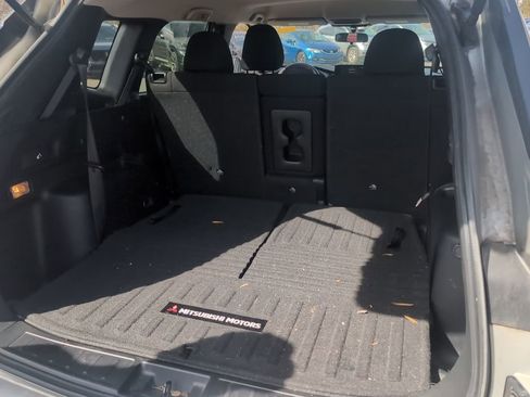 Used 2022 Mitsubishi Outlander ES image 11