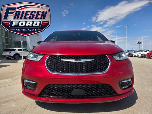 Used 2025 Chrysler Pacifica Select FWD image 2