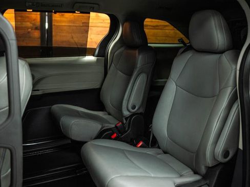 Used 2023 Toyota Sienna XLE image 11