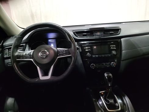 Used 2017 Nissan Rogue SV image 4