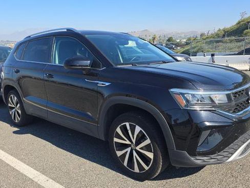 Used 2024 Volkswagen Taos SE image 2