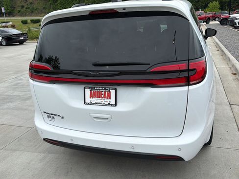 Used 2024 Chrysler Pacifica Touring-L w/ S Appearance Package FWD image 4