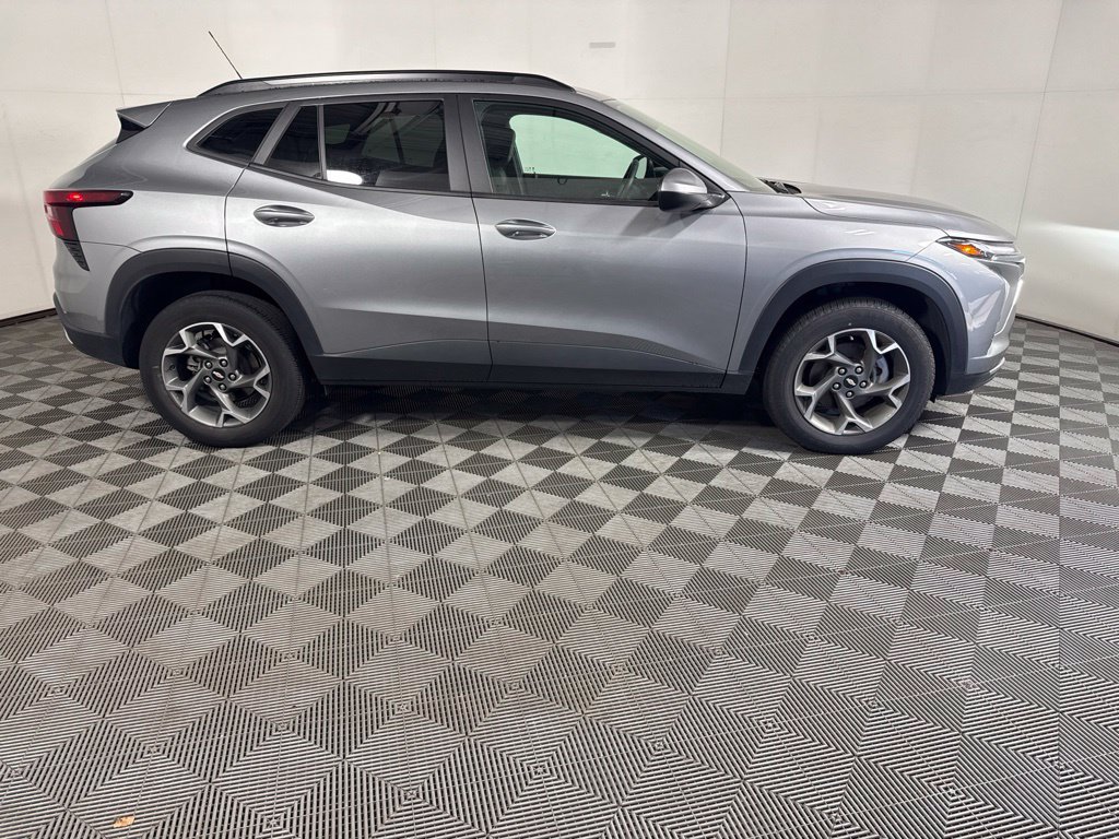 Used 2025 Chevrolet Trax LT FWD image 12