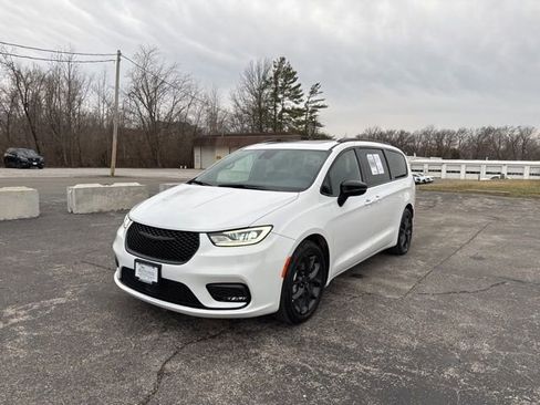 Used 2025 Chrysler Pacifica Limited image 1