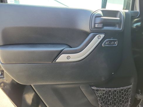 Used 2017 Jeep Wrangler Unlimited Rubicon w/ Connectivity Group AWD/4WD image 11