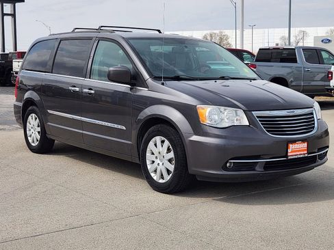 Used 2015 Chrysler Town & Country Touring w/ Driver Convenience Group image 4