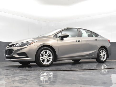 Used 2018 Chevrolet Cruze LT w/ Convenience Package FWD image 28