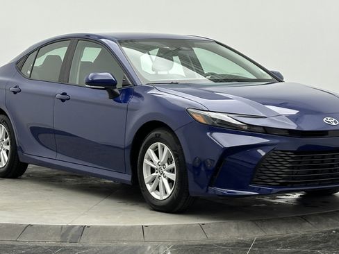 Used 2025 Toyota Camry LE image 3