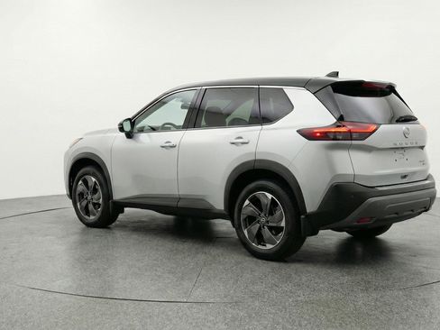 Used 2025 Nissan Rogue SV image 6