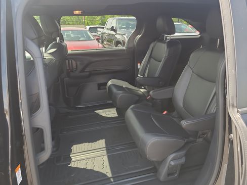 Certified 2025 Toyota Sienna XLE Woodland Edition AWD/4WD image 28