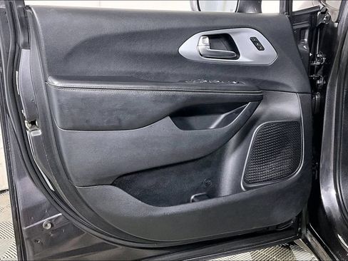 Used 2020 Chrysler Pacifica Limited w/ Advanced Safetytec Group FWD image 23