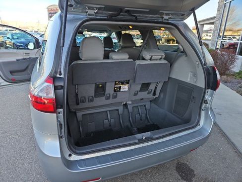 Used 2020 Toyota Sienna L image 23