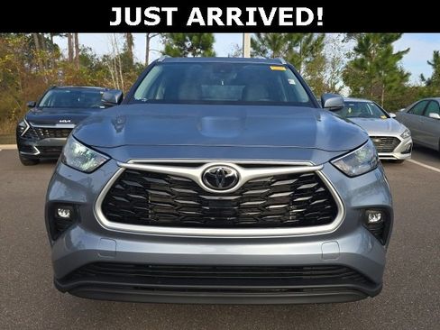 Used 2024 Toyota Highlander XLE image 2