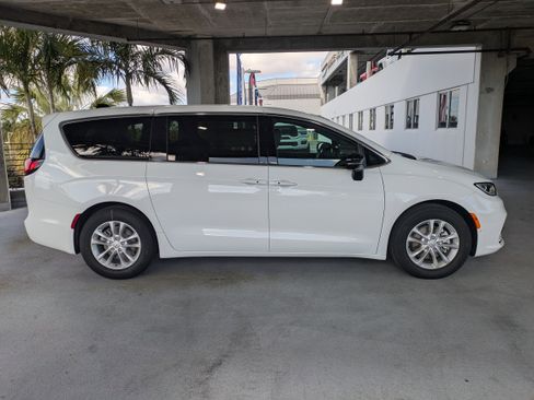 New 2026 Chrysler Pacifica Select image 4