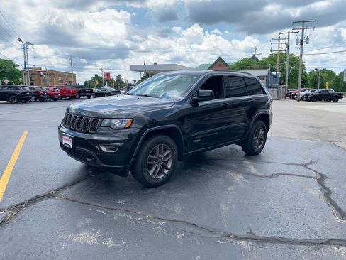 Used 2016 Jeep Grand Cherokee Laredo 75th Anniversary AWD/4WD image 3