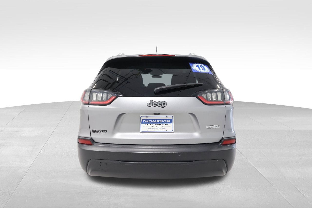 Used 2019 Jeep Cherokee Latitude w/ Popular Appearance Group FWD image 2