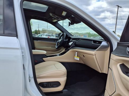 Used 2025 Jeep Grand Cherokee Limited w/ Black Appearance Package image 27