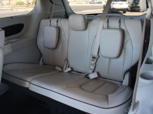 Used 2020 Chrysler Pacifica Limited image 10