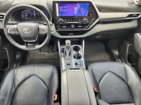 Used 2024 Toyota Highlander Platinum FWD image 26