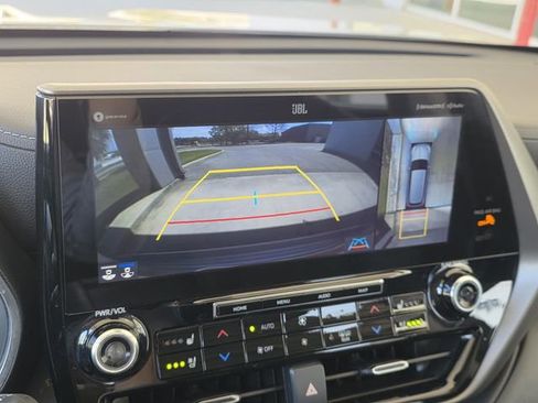 Used 2021 Toyota Highlander Limited image 18