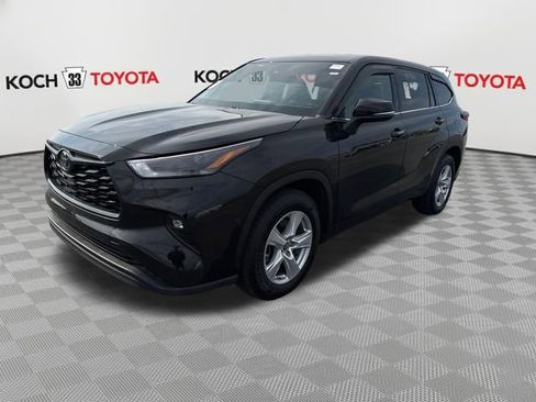 Used 2022 Toyota Highlander LE image 3