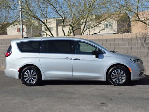 Used 2024 Chrysler Pacifica Limited FWD image 9
